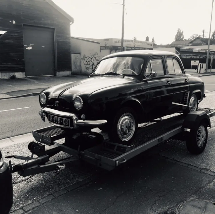 Bégonia, la Renault Dauphine de 1961, remorquée lors de sa récupération vers la région bordelaise